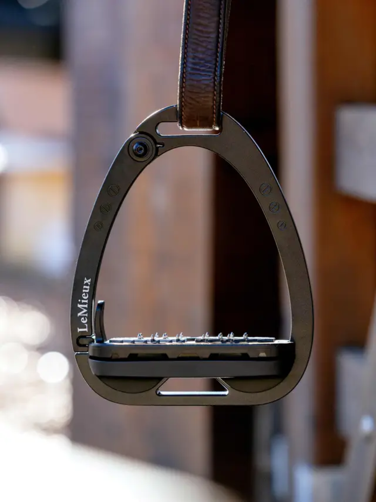 LeMieux Vector Balance Stirrup Black